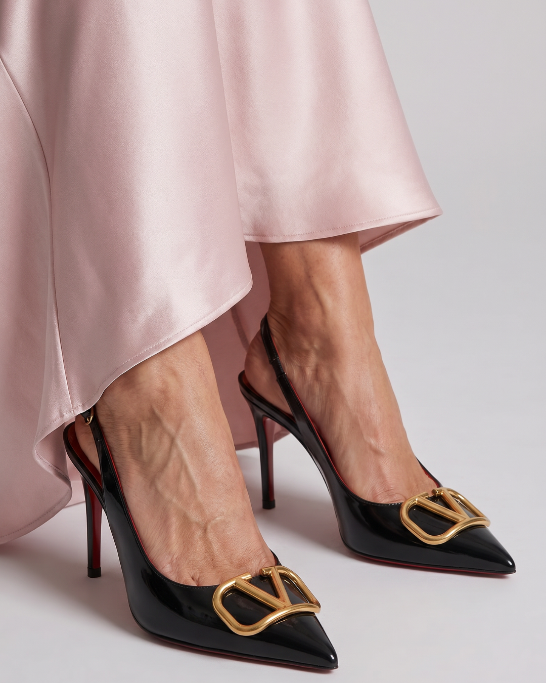 TACONES AGUJA CHAROL NEGRO BROCHE DORADO