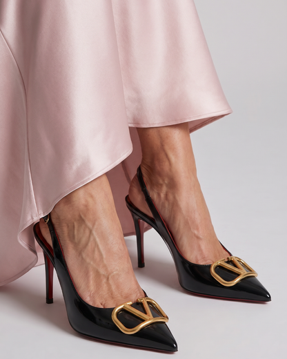 TACONES AGUJA CHAROL NEGRO BROCHE DORADO