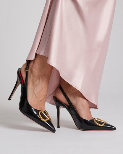 TACONES AGUJA CHAROL NEGRO BROCHE DORADO