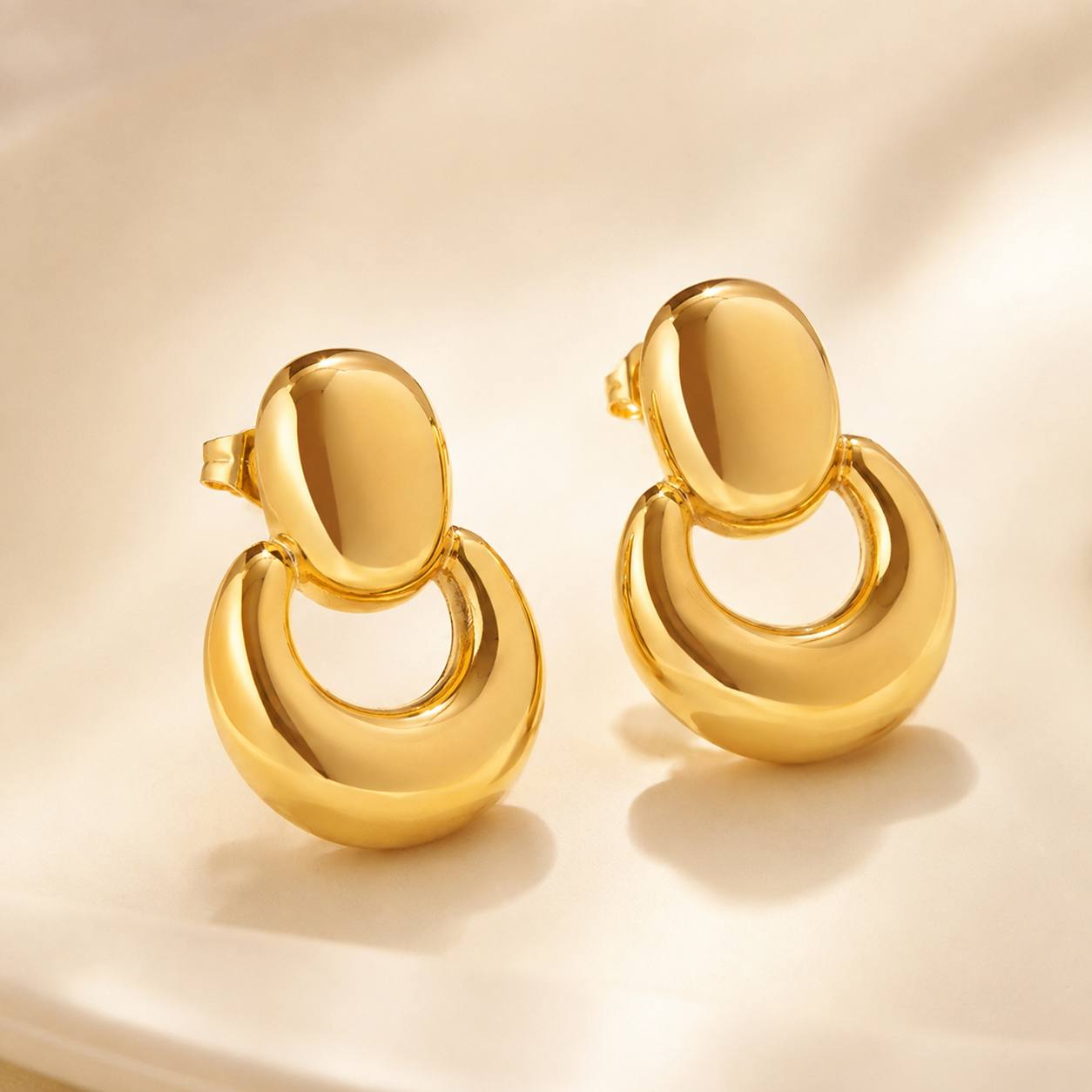 Aretes Dorados Aurelia de Diseño Geométrico
