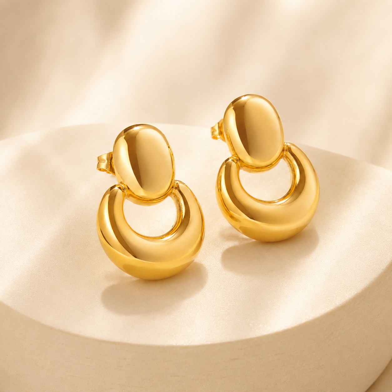 Aretes Dorados Aurelia de Diseño Geométrico
