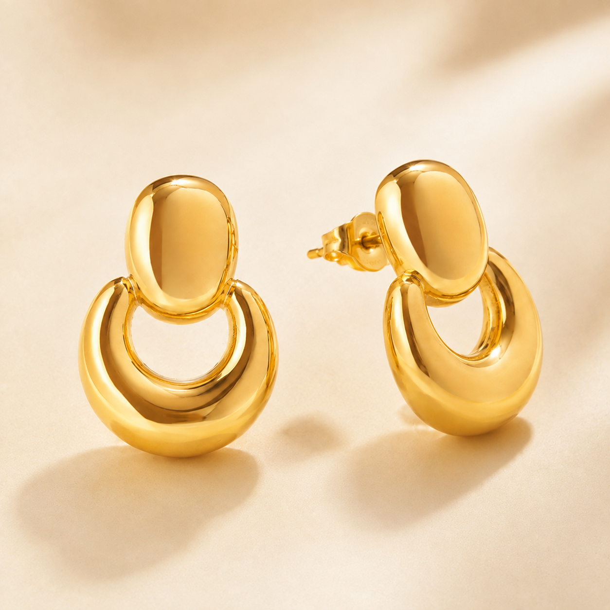 Aretes Dorados Aurelia de Diseño Geométrico