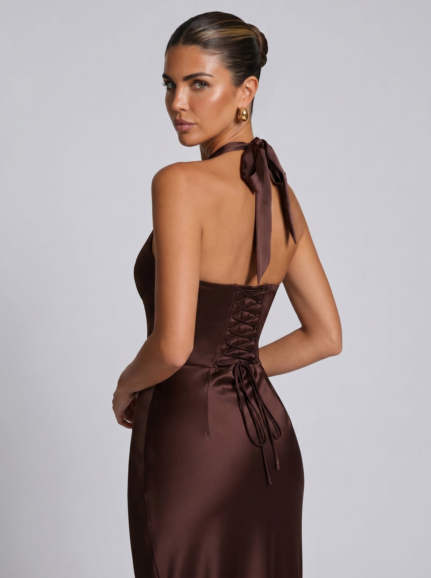 VESTIDO MAXI SATÉN HALTER CON ESPALDA DE CORSÉ