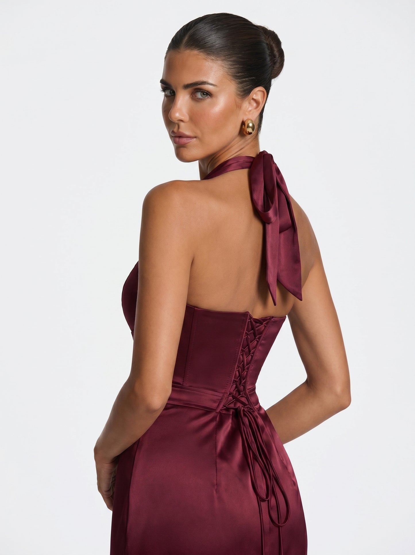 VESTIDO MAXI SATÉN HALTER CON ESPALDA DE CORSÉ