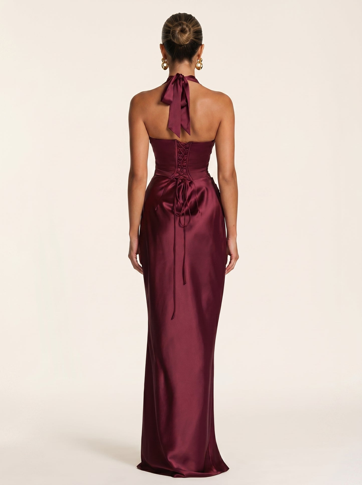 VESTIDO MAXI SATÉN HALTER CON ESPALDA DE CORSÉ