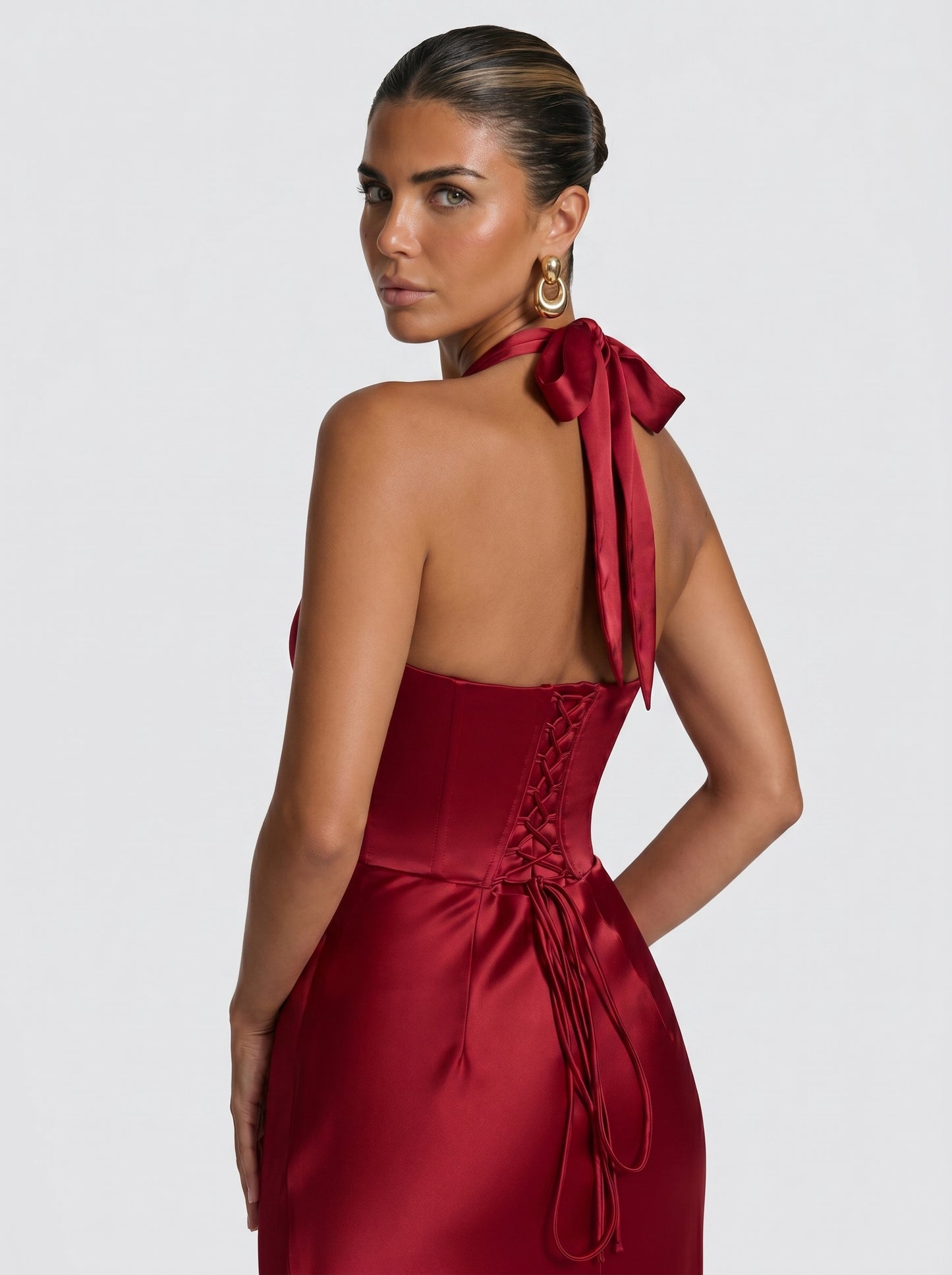 VESTIDO MAXI SATÉN HALTER CON ESPALDA DE CORSÉ